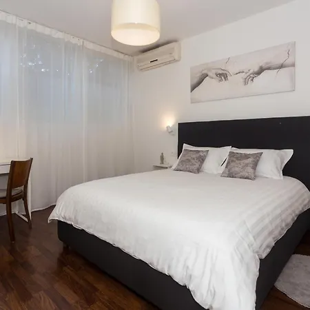 Cosmos Apartment Split
